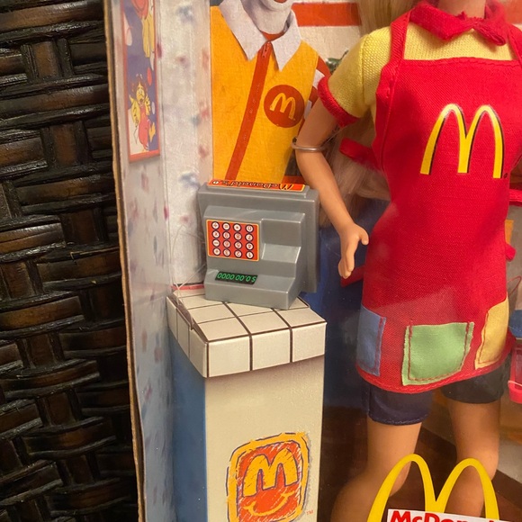 Collector’s 2001 Barbie and Kelly - McDonald’s Fun Time - Picture 4 of 7